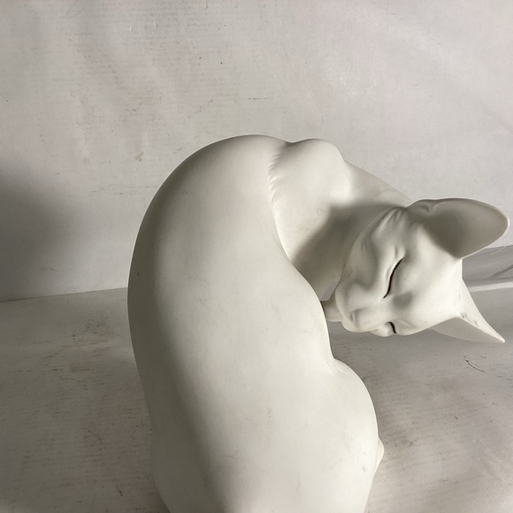 Fine bone china cat figurine. - Picture 3 of 8